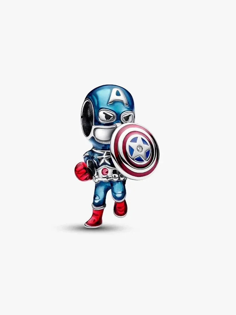 Volledig vooraanzicht van Captain America charm, licht vogelperspectief op witte achtergrond.