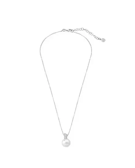 Colgante de perla y cadena de plata sobre fondo blanco, vista frontal completa con cierre visible.