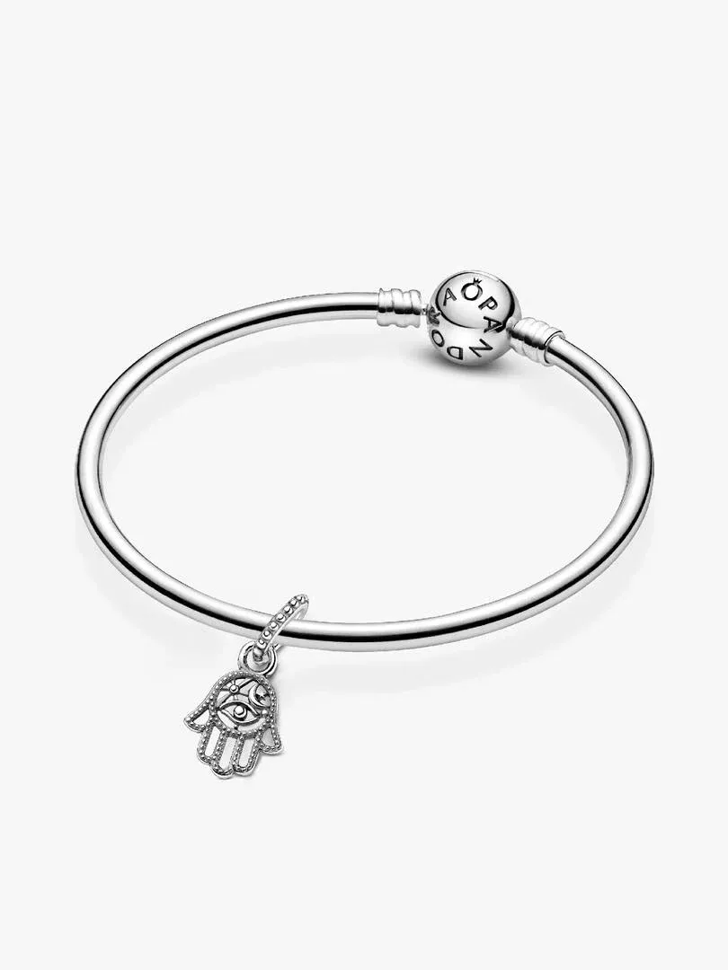Hamsa-Hand-Charm an einem Silberarmband, Frontansicht auf weißem Hintergrund.