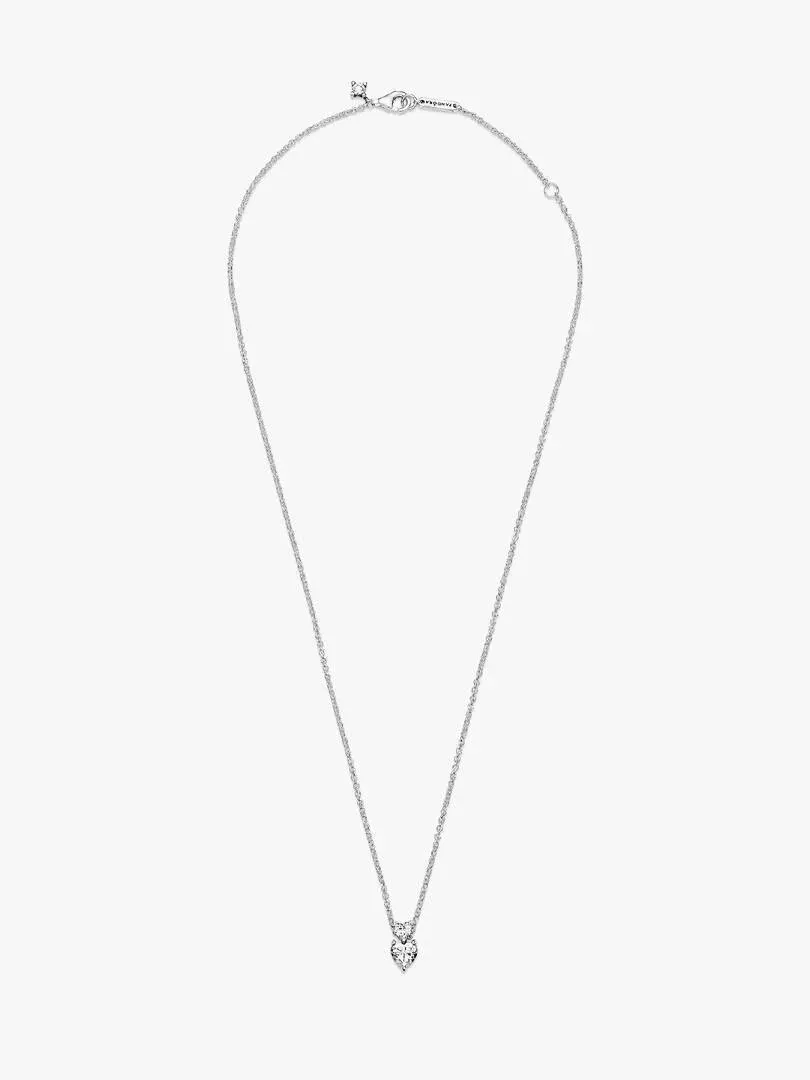 Zilveren ketting met dubbel hart hanger, vooraanzicht op witte achtergrond.