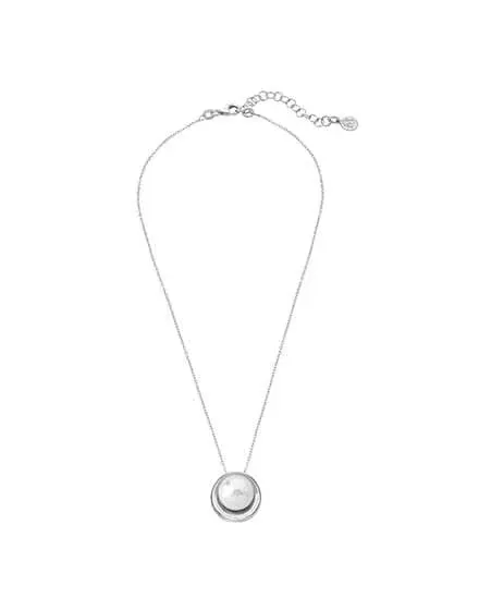 Collar con colgante de perla blanca sobre fondo blanco, vista frontal completa con cadena extendida.