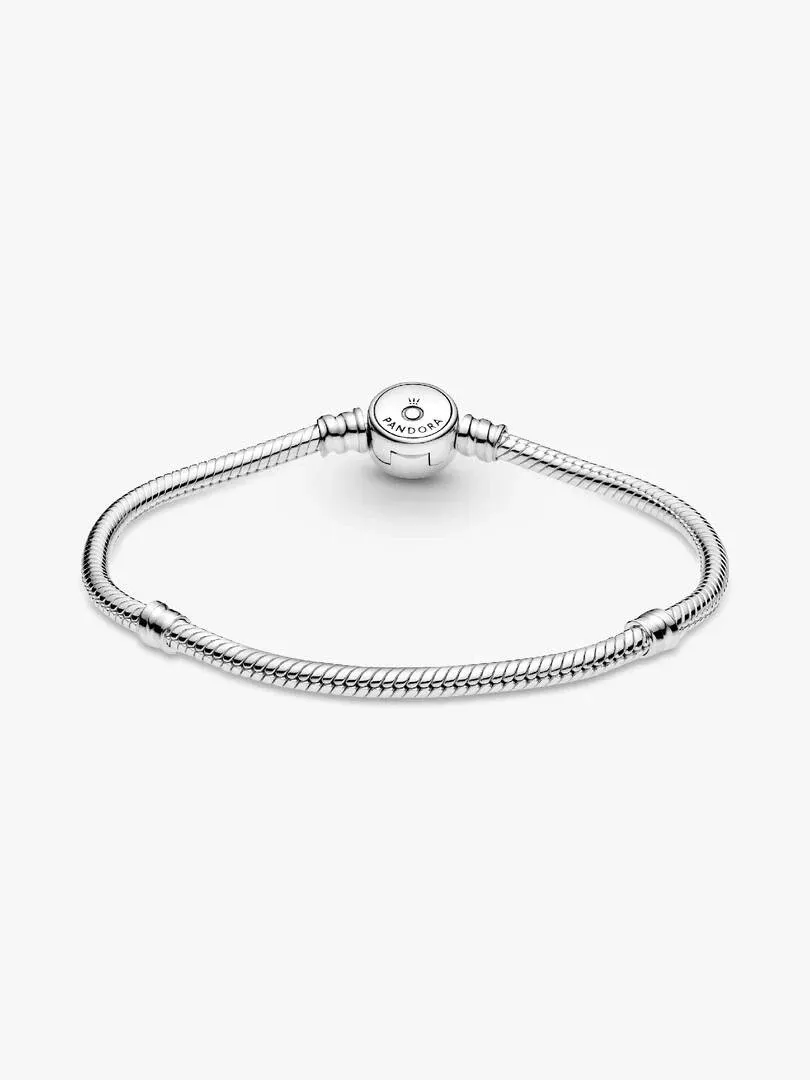 Bracelet chaîne serpent vu d'un angle supérieur, sur fond blanc pur.