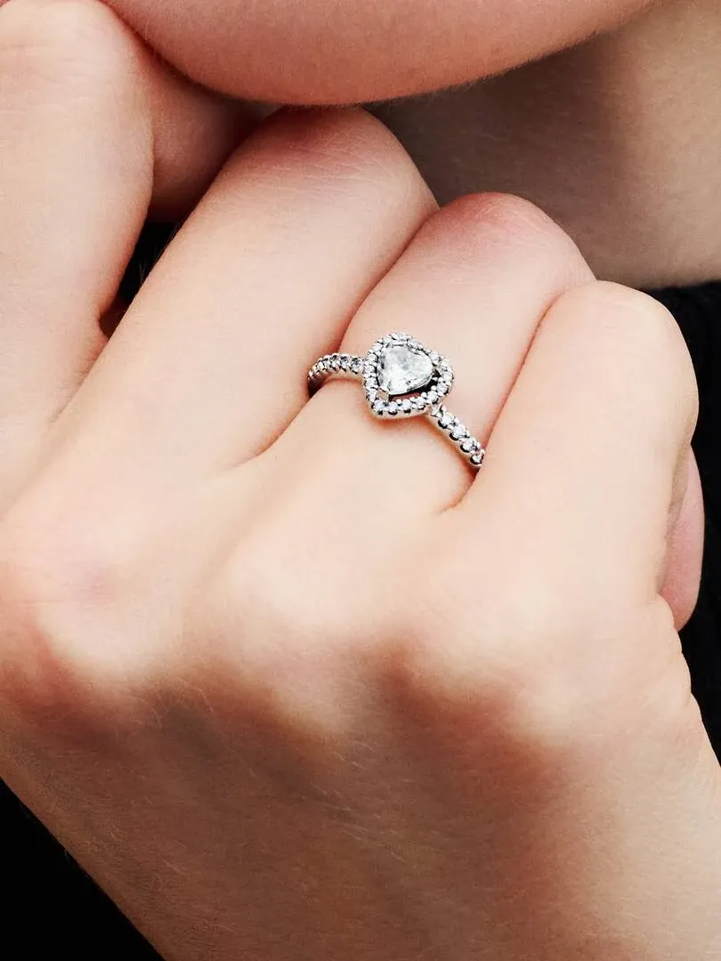 Close-up van de hartring met zirkonia gedragen aan een vinger, zijaanzicht op de huid.