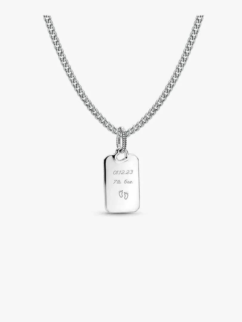 Collier avec pendentif rectangulaire gravé, vue de face sur fond blanc pur.