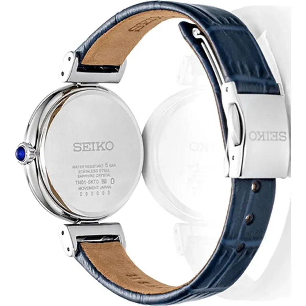 Achteraanzicht van het horloge op witte achtergrond, met gegraveerde achterdeksel, blauwe band en sluiting.