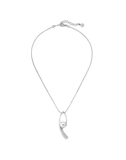 Colgante con perla blanca y cadena de plata sobre fondo blanco, vista frontal completa.