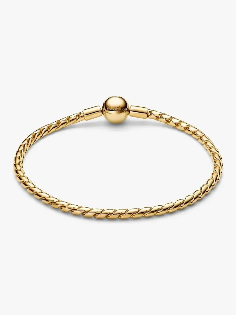 Goldene Gliederarmband von oben gesehen mit kugelförmigem Verschluss auf weißem Hintergrund.