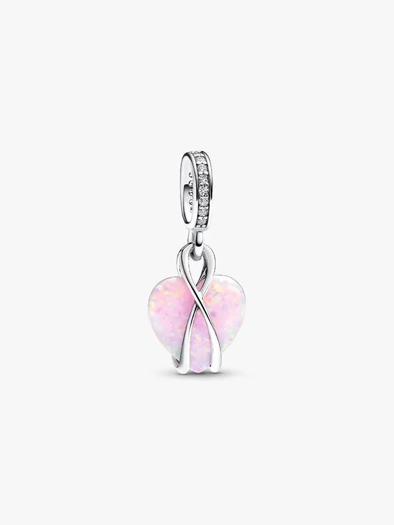 Charm de corazón rosa iridiscente con anilla de plata pavé, vista frontal sobre fondo blanco.