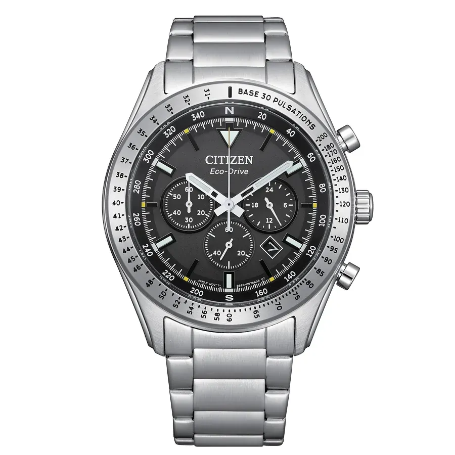 Vista frontal completa del reloj con caja y brazalete de acero y esfera gris, sobre fondo blanco.