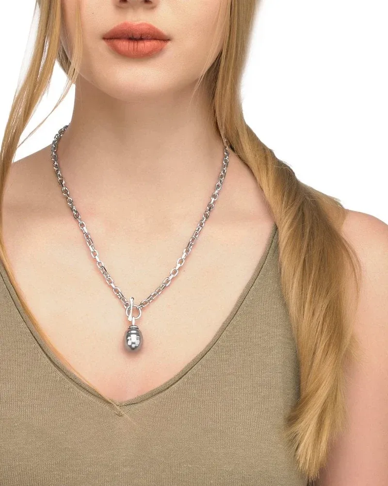 Close-up van de ketting met grijze barokparel om de hals van een model, vooraanzicht.