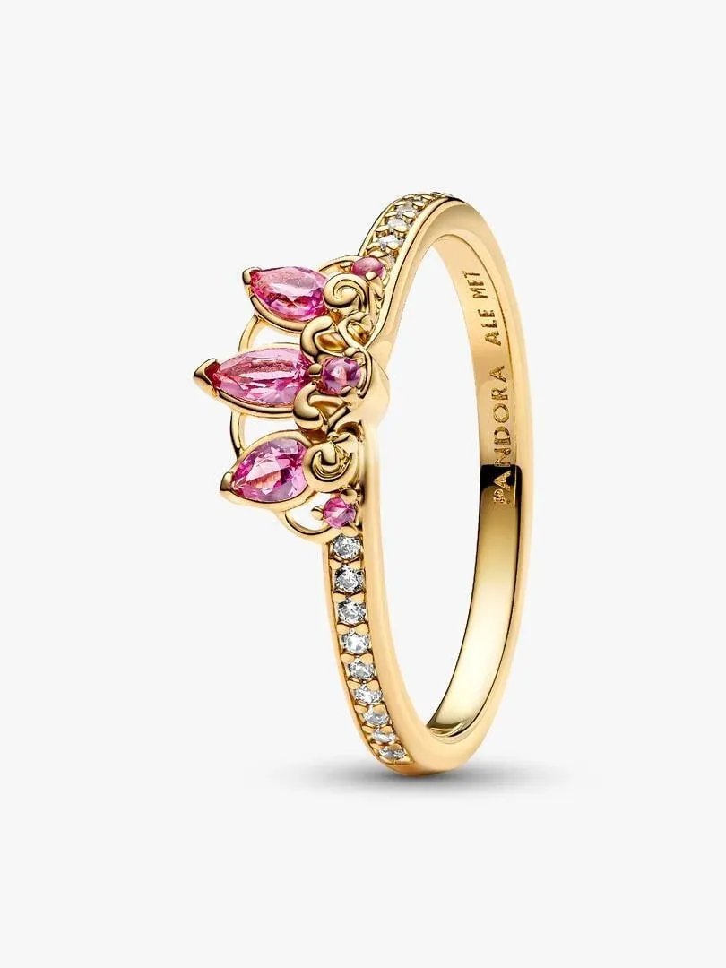 Tiara-Ring mit rosa Birnenform-Steinen und Golddetails, Seitenansicht auf weißem Hintergrund.