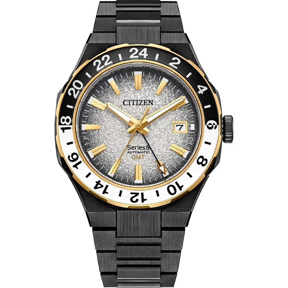 Vista frontal del reloj con esfera plateada texturizada y bisel GMT dorado sobre fondo blanco