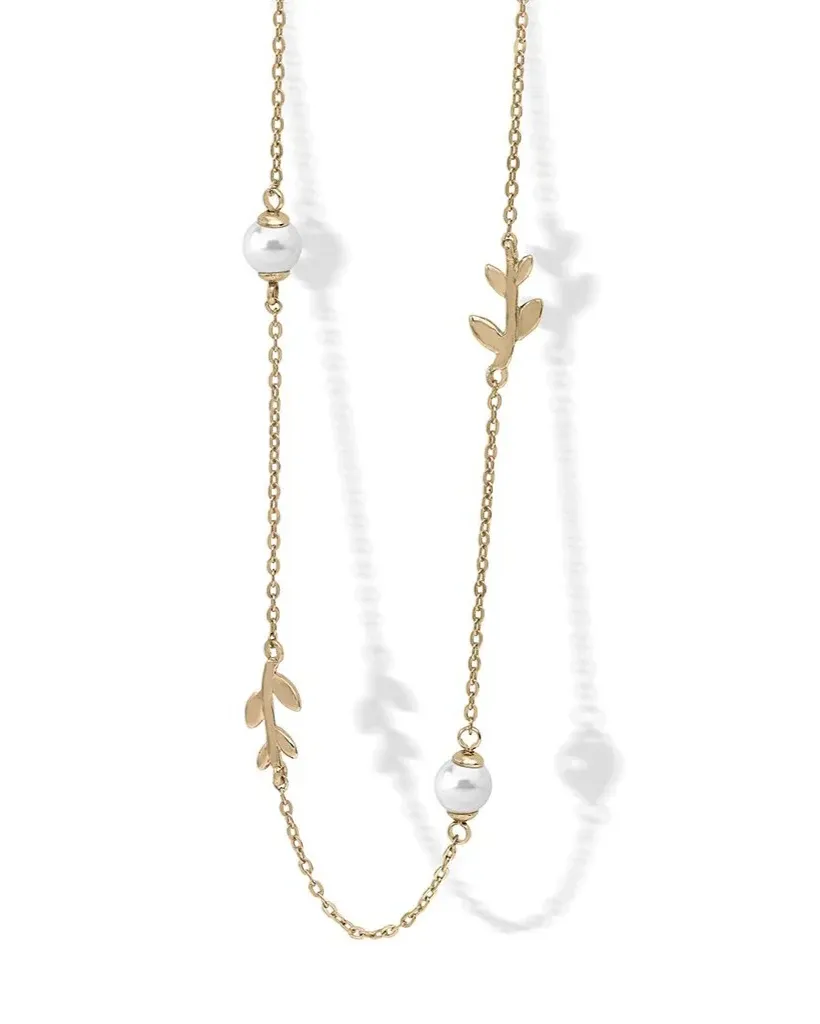 Collar dorado con perlas blancas y detalles de hojas, toma frontal sobre fondo blanco.