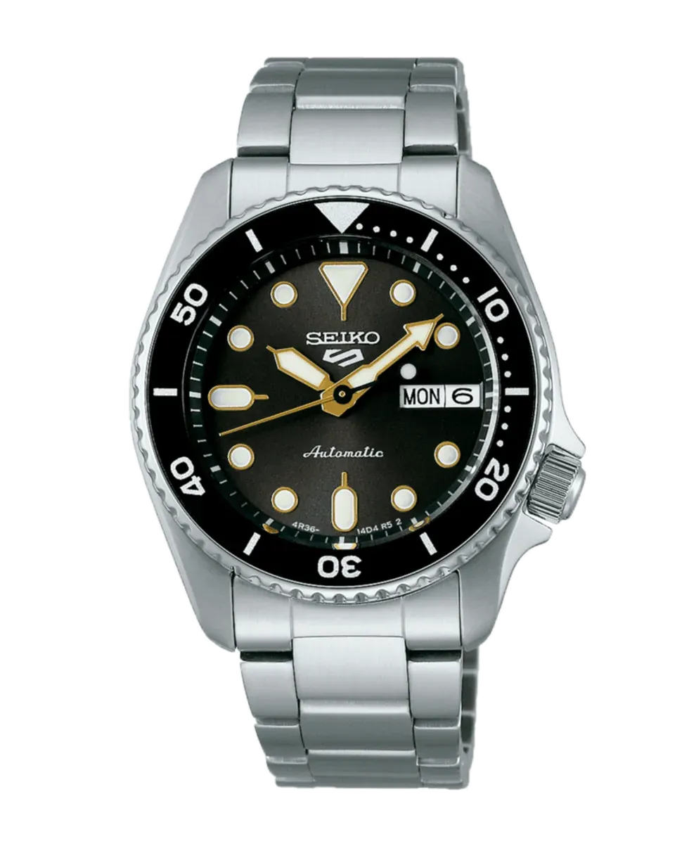 Vista frontal completa del reloj con brazalete de acero, esfera negra y bisel rotatorio sobre fondo blanco.