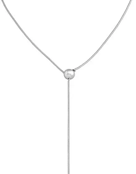 Fijn ketting met centrale parel, vooraanzicht op witte achtergrond.