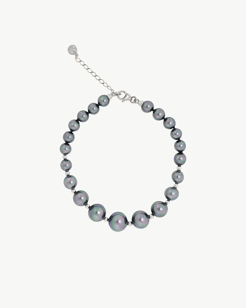 Pulsera de perlas grises dispuesta en forma circular sobre fondo blanco, vista cenital con cierre y extensión.