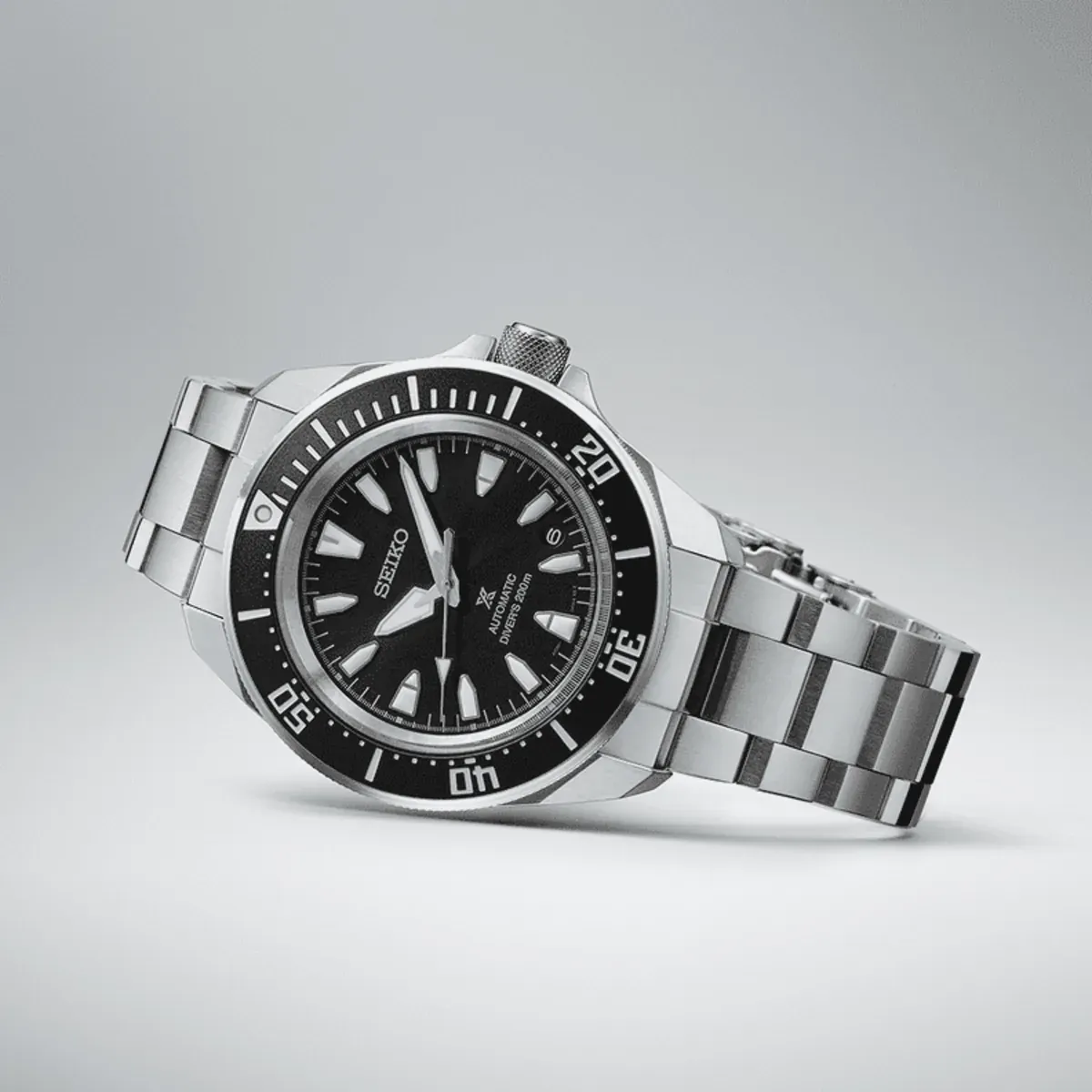 Vue de trois-quarts de la montre sur fond neutre, mettant en avant le profil du boîtier et le bracelet.