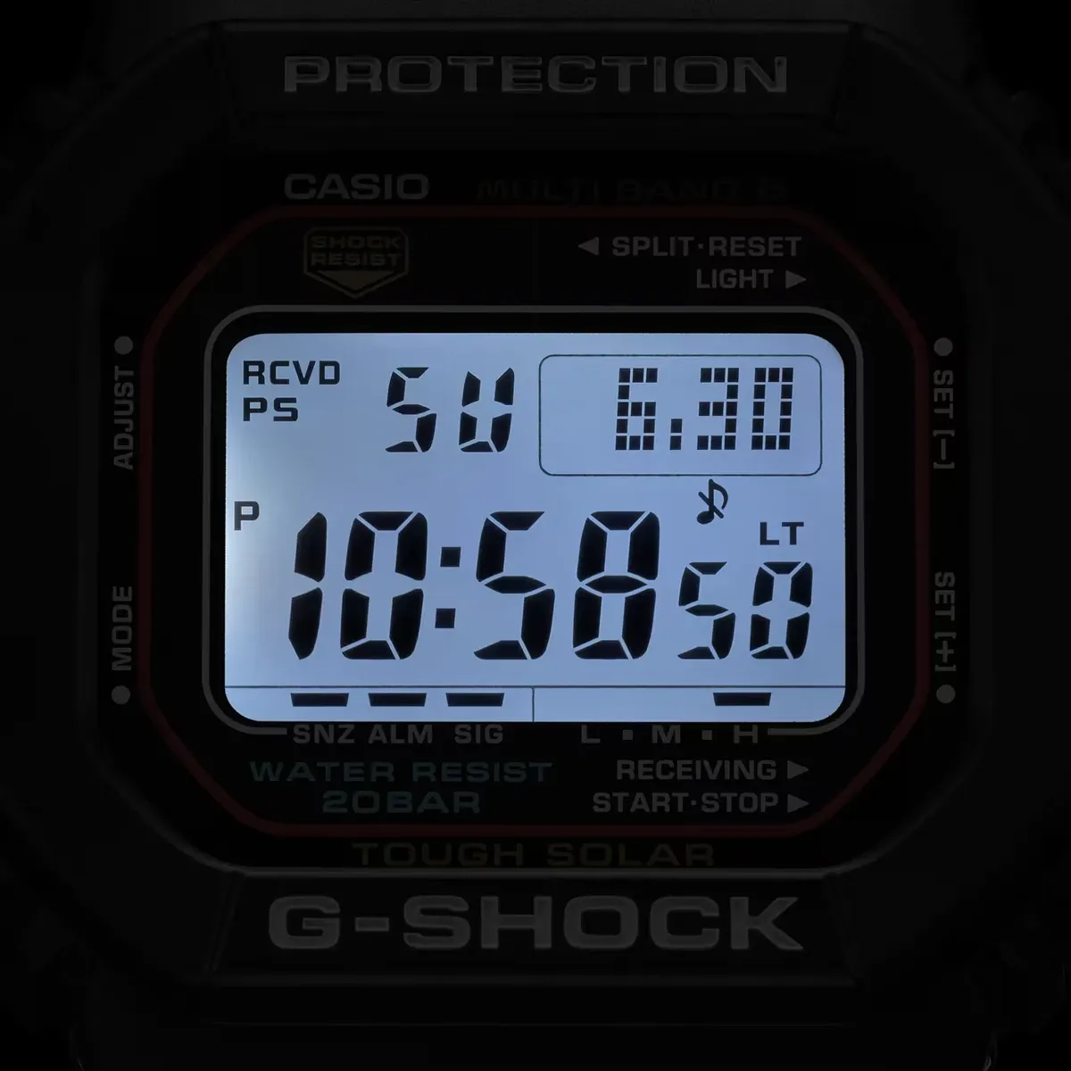 Primer plano extremo de la pantalla digital y el bisel negro del reloj, fondo oscuro.