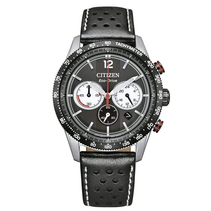 Vista frontal completa del reloj sobre fondo blanco, con esfera negra y correa de piel perforada.
