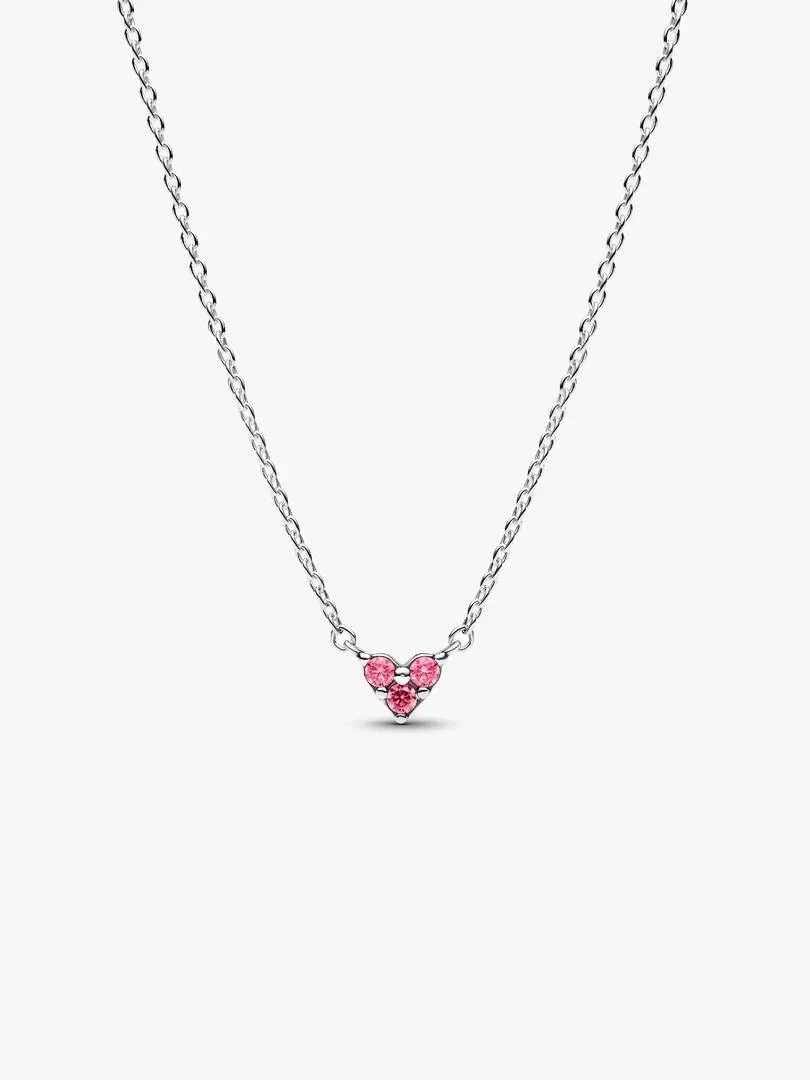 Collar de plata con colgante de corazón rosa, toma frontal sobre fondo blanco puro.
