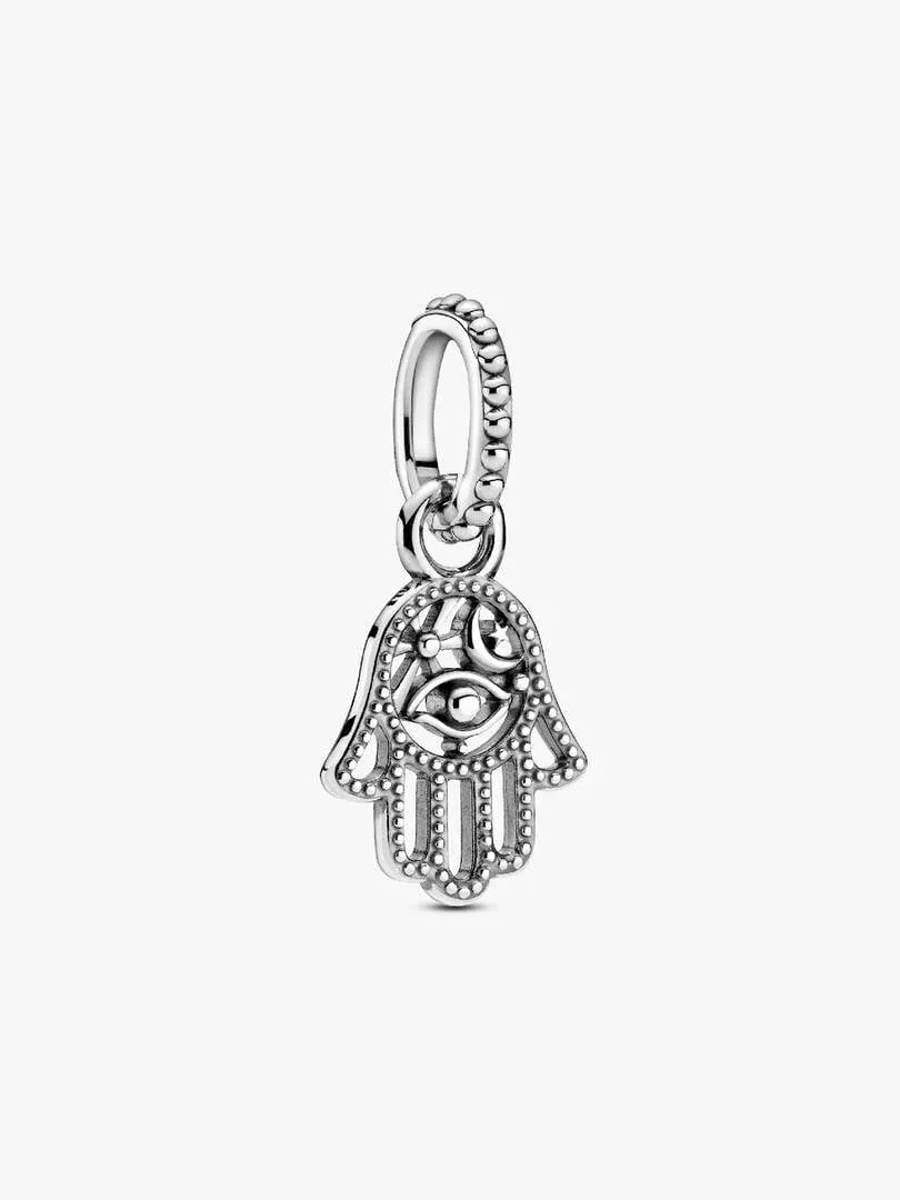 Hamsa-Hand-Charm aus Silber, vollständige Frontansicht auf weißem Hintergrund.