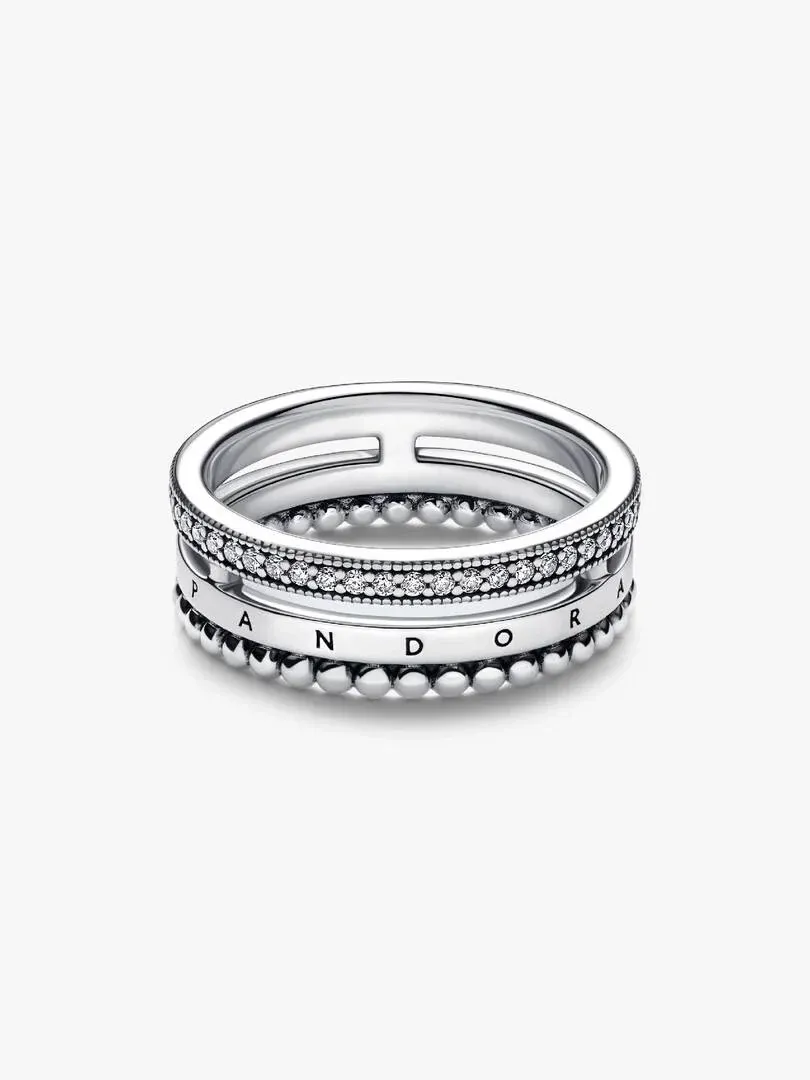 Zilveren ring in driekwart profiel op een witte achtergrond, met focus op de pavébanden en het gegraveerde logo.