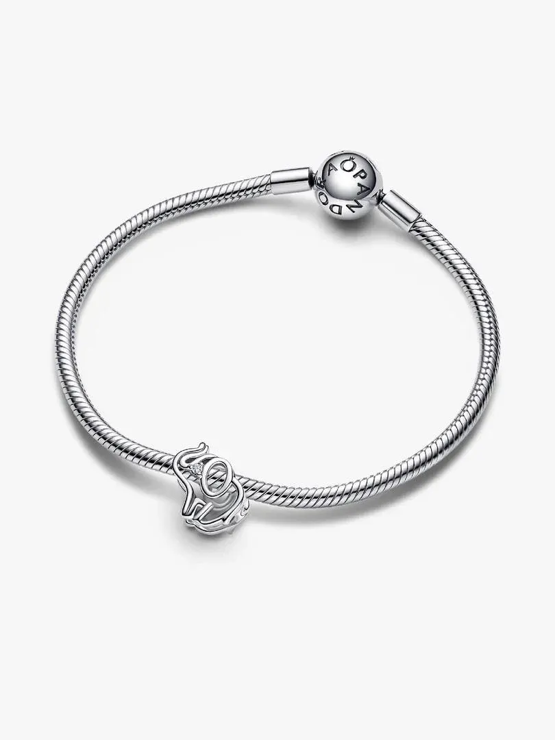 Bracelet en argent avec charm éléphant, vue de dessus en angle, sur fond blanc.