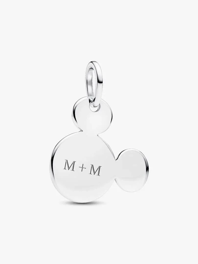 Micky-Maus-Silhouette Charm aus Silber, leicht schräge Frontansicht auf weißem Hintergrund.