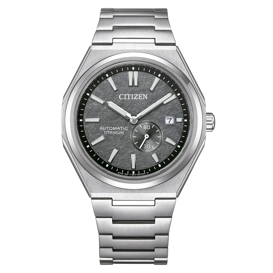 Zentrierte Vorderansicht der Uhr, texturiertes graues Zifferblatt und Metallarmband auf weißem Hintergrund.