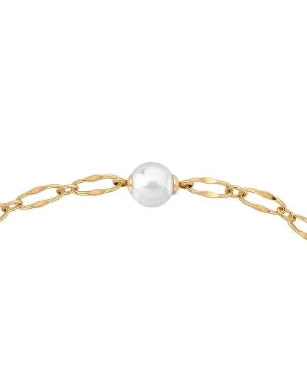Horizontaler Nahaufnahme der goldenen Kette mit zentraler weißer Perle, weißer Hintergrund.