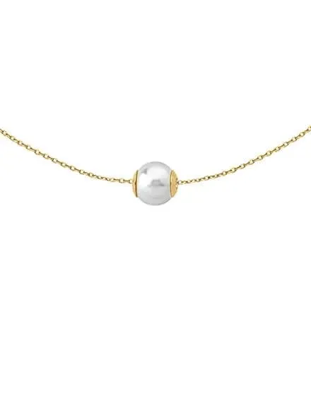 Collar con colgante de perla blanca sobre fondo blanco, vista frontal centrada.
