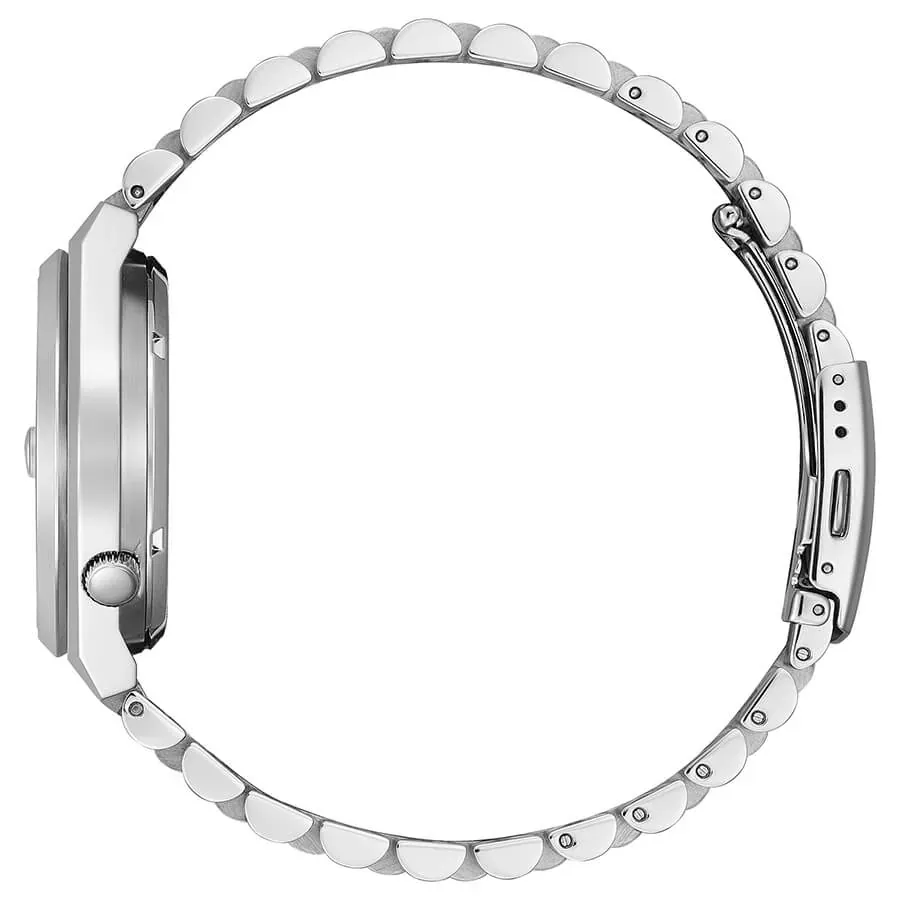 Vista de perfil del reloj con brazalete de acero dispuesto en círculo sobre fondo blanco.