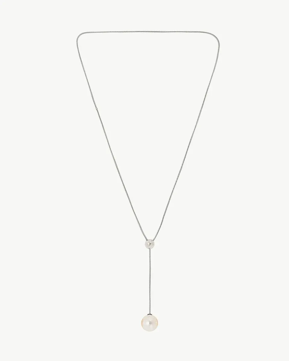 Fijn ketting met hangende parel, volledig vooraanzicht op een witte achtergrond.