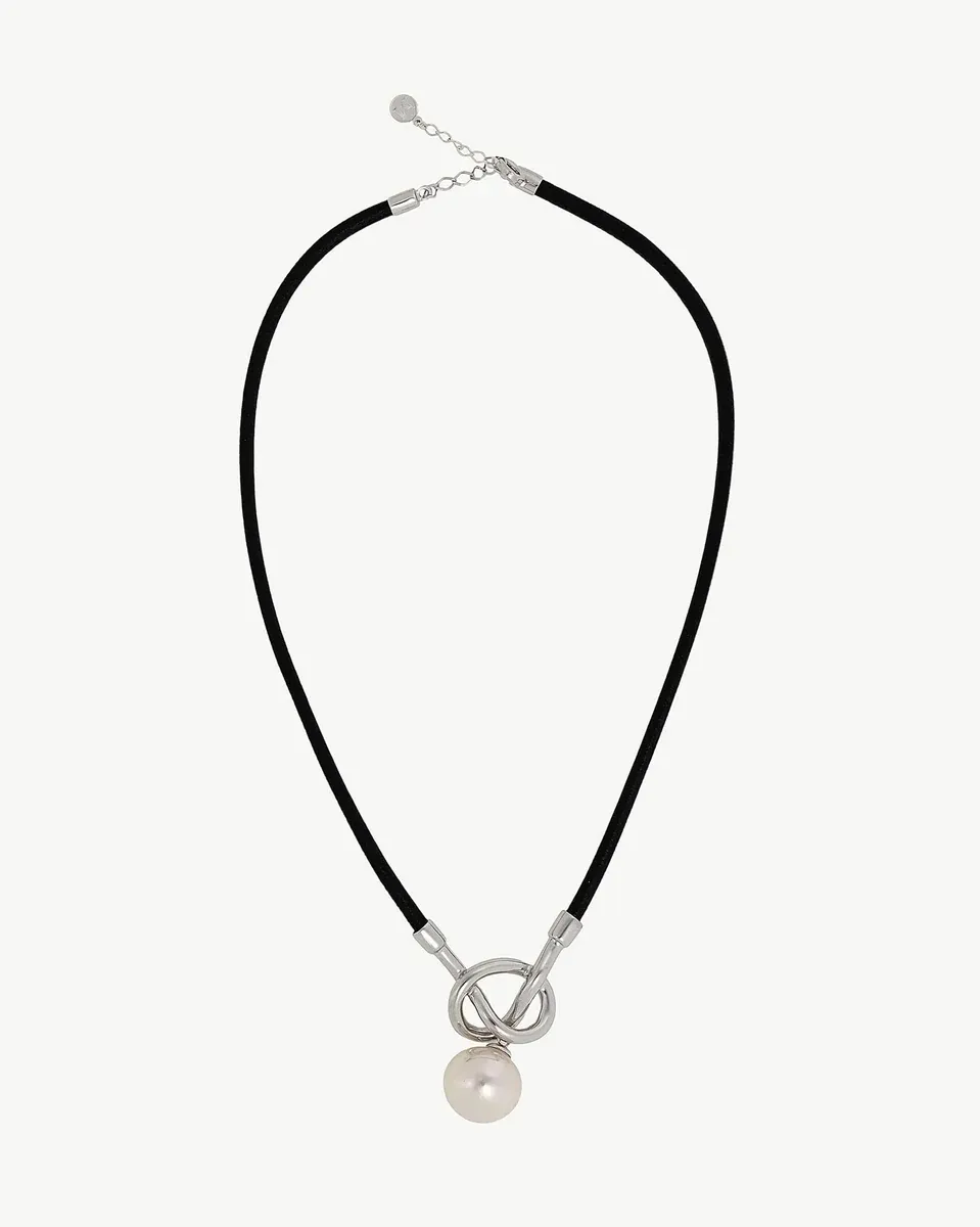 Collar de cuero negro con perla blanca, vista frontal completa sobre fondo blanco.