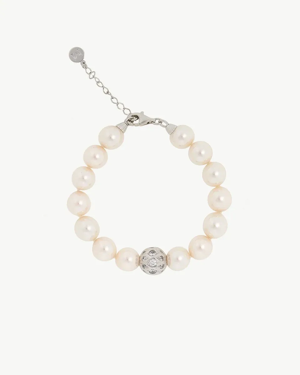 Vista superior de la pulsera sobre fondo blanco, mostrando el cierre de plata y la esfera con circonitas.