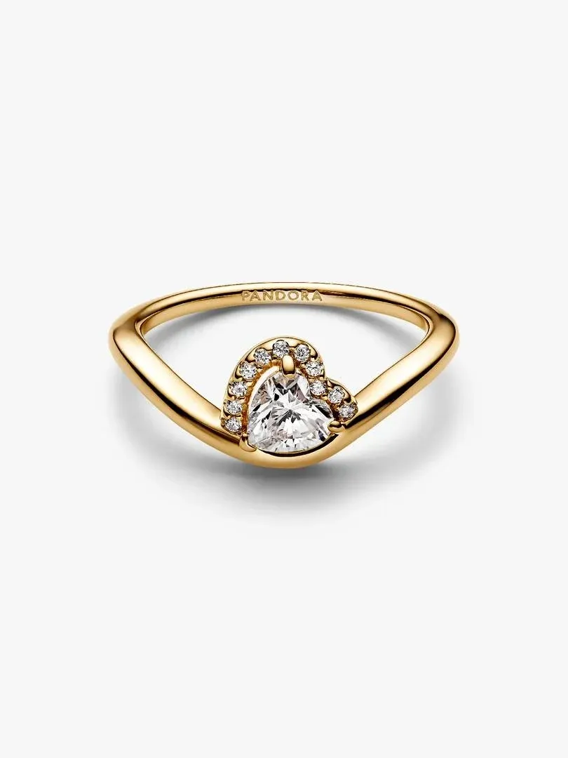 Bague cœur dorée avec pavé, vue frontale de trois quarts sur fond blanc.