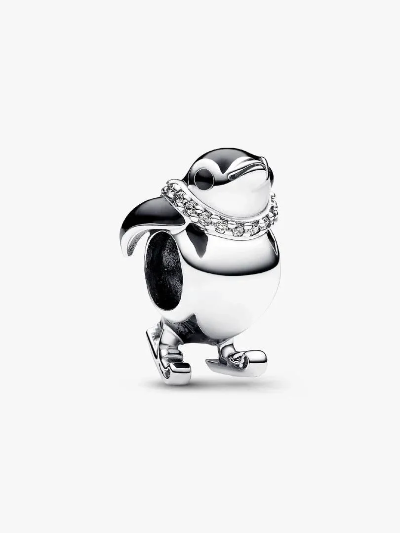 Silberner Pinguin-Charm mit schwarzer Emaille und Zirkonia-Details, Seitenansicht auf weißem Hintergrund.