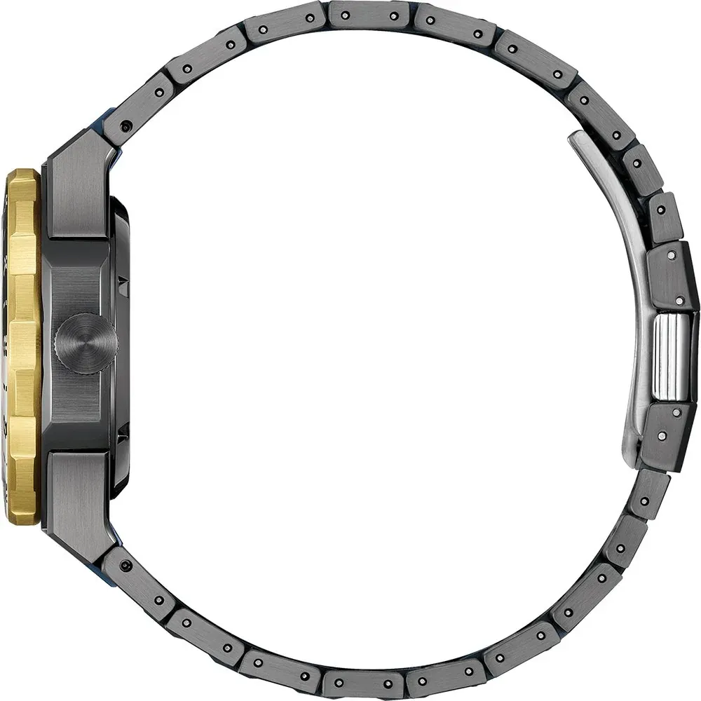 Seitenansicht der Uhr, Gehäuseprofil und Krone, graues Gliederarmband auf weißem Hintergrund