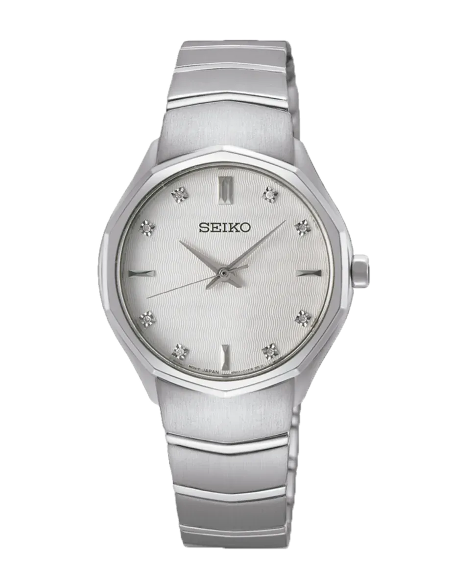 Vista frontal completa de reloj de acero plateado sobre fondo blanco.