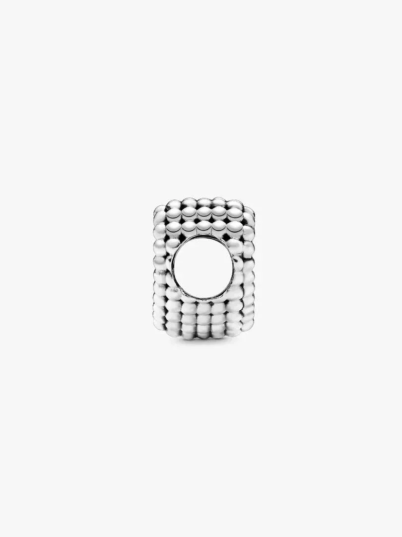 Charm en argent avec motif de billes vu de face, sur fond blanc pur.