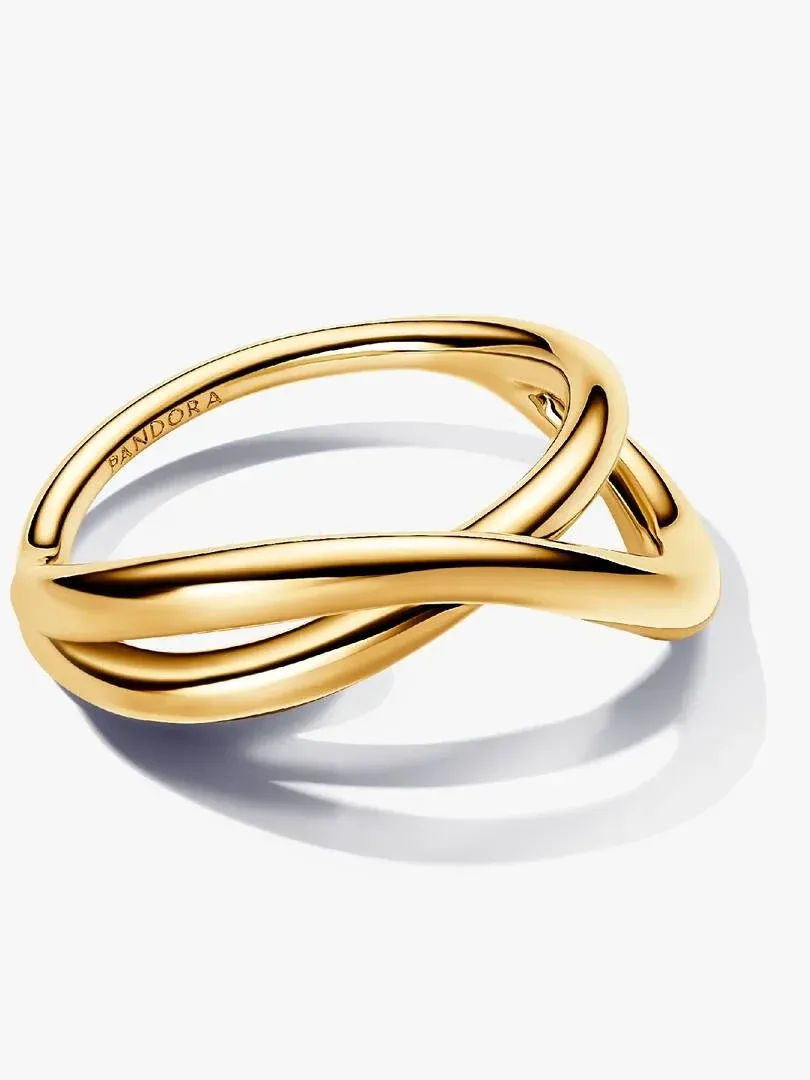 Bague à anneaux entrelacés vue d'un angle latéral, sur fond blanc avec ombre douce.