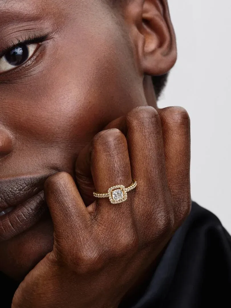 Nahaufnahme des Rings mit quadratischem Zirkonia am Finger, Seitenansicht an der Hand eines Models.