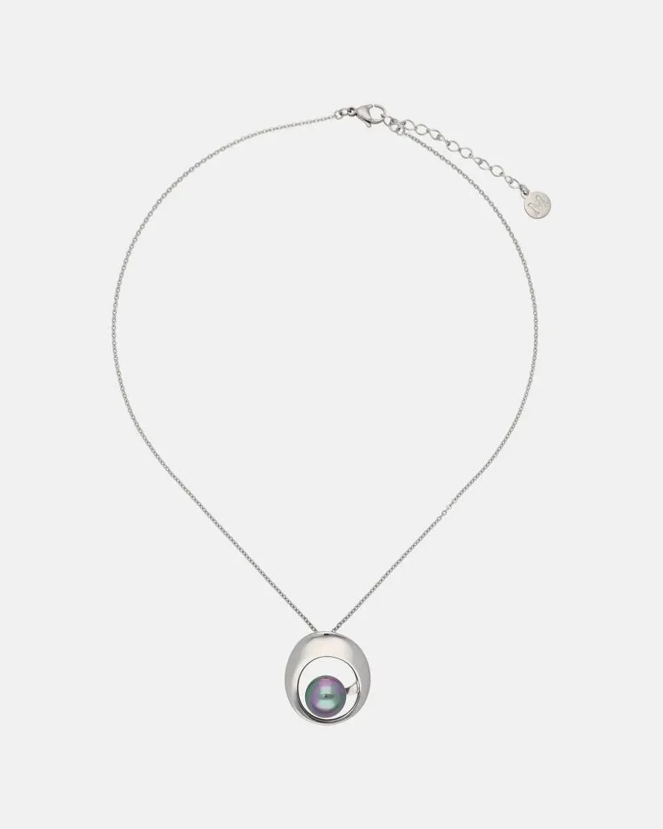 Ketting met grijze parel hanger op witte achtergrond, volledig vooraanzicht met uitgestrekte ketting.