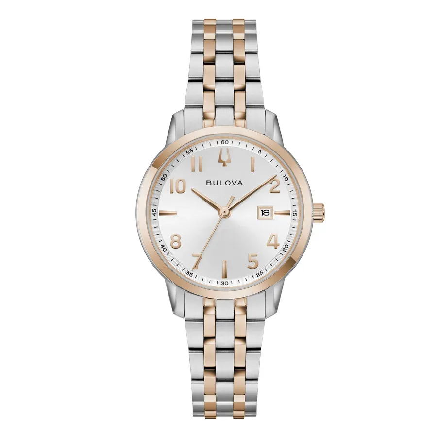 Vista frontal completa del reloj sobre fondo blanco, encuadre centrado con brazalete bicolor y esfera plateada.