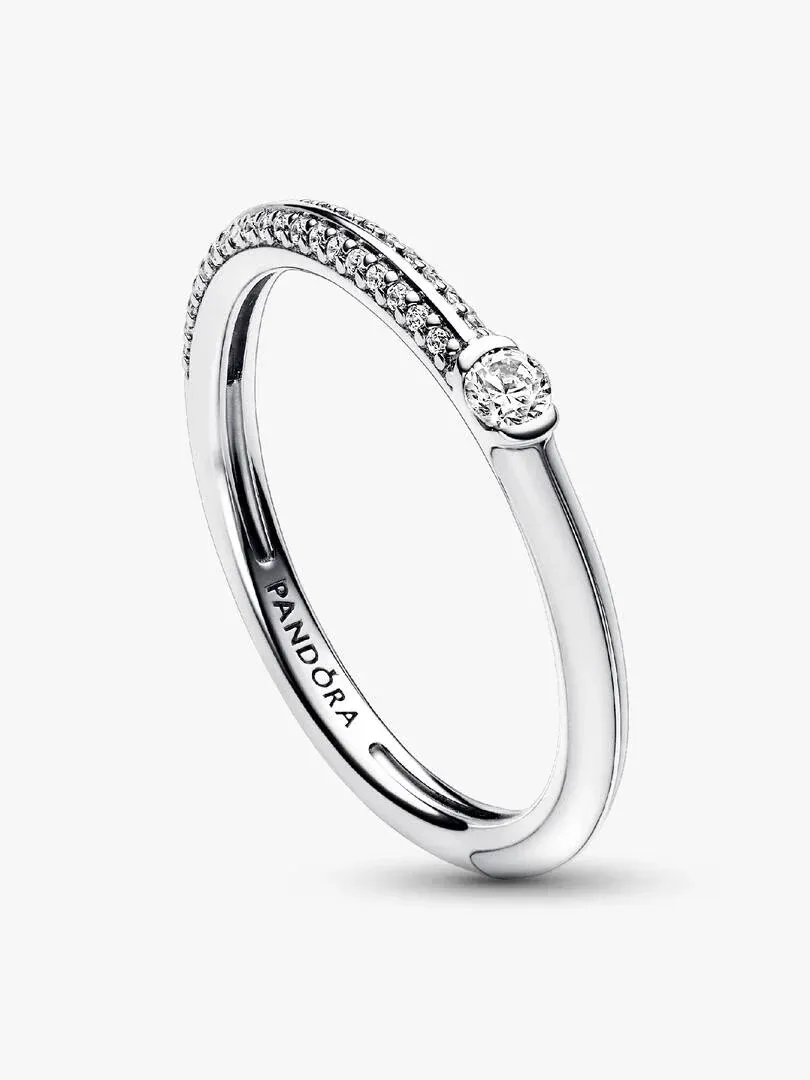 Bague en argent vue de profil, fond blanc, détail du sertissage de la zirconie et pavé.