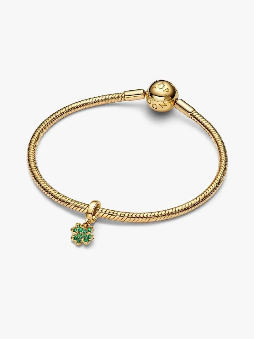 Gouden slangket armband met groene klaver charm, vooraanzicht op witte achtergrond.