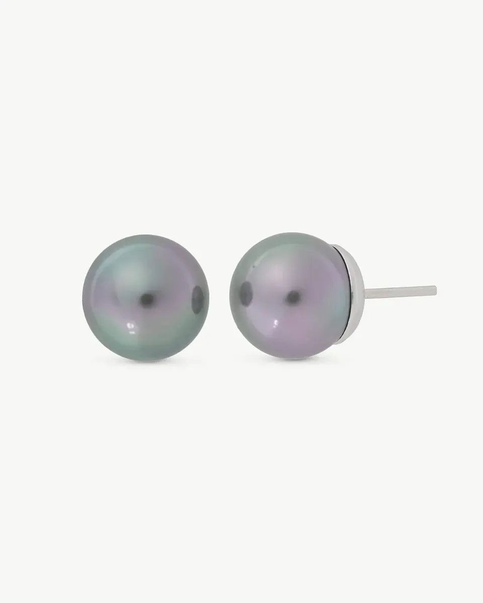 Pareja de pendientes de perla gris sobre fondo blanco, vista frontal y lateral con detalle del cierre de pincho.