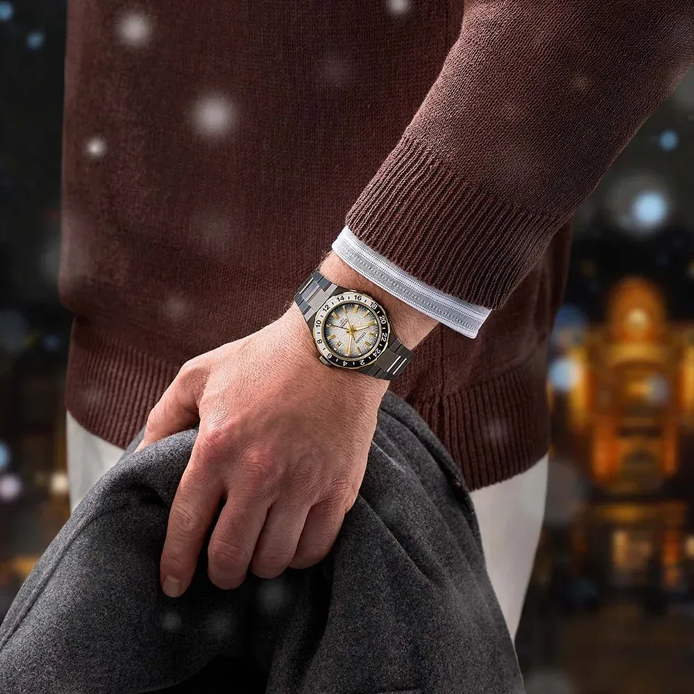 Reloj puesto en muñeca masculina con jersey marrón, fondo urbano nocturno desenfocado