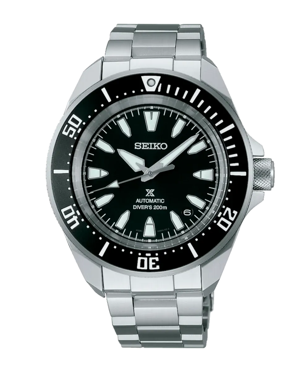 Vista frontal del reloj centrado sobre fondo blanco, detalle de la esfera negra y brazalete de acero.