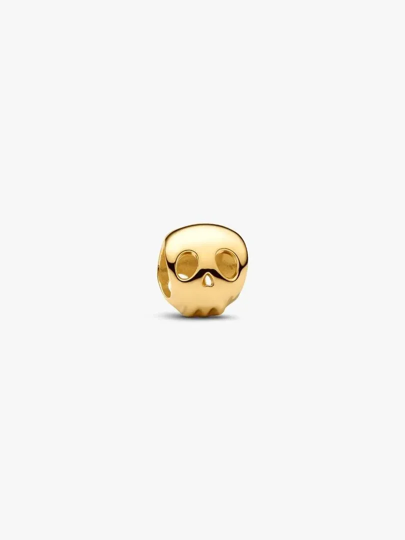 Goldener Totenkopf-Charm in Seitenansicht, auf reinweißem Hintergrund.
